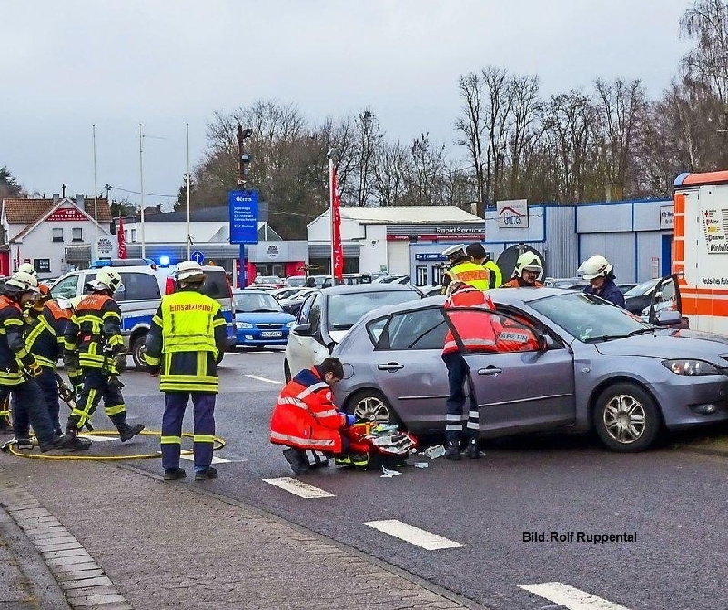 Vehrkehsunfall Person eingeklemmt